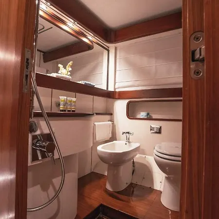 Botel M/y Mambu Castellammare di Stabia
