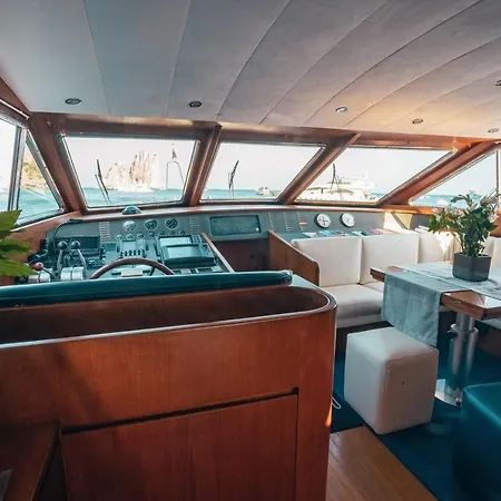 M/y Mambu Botel *